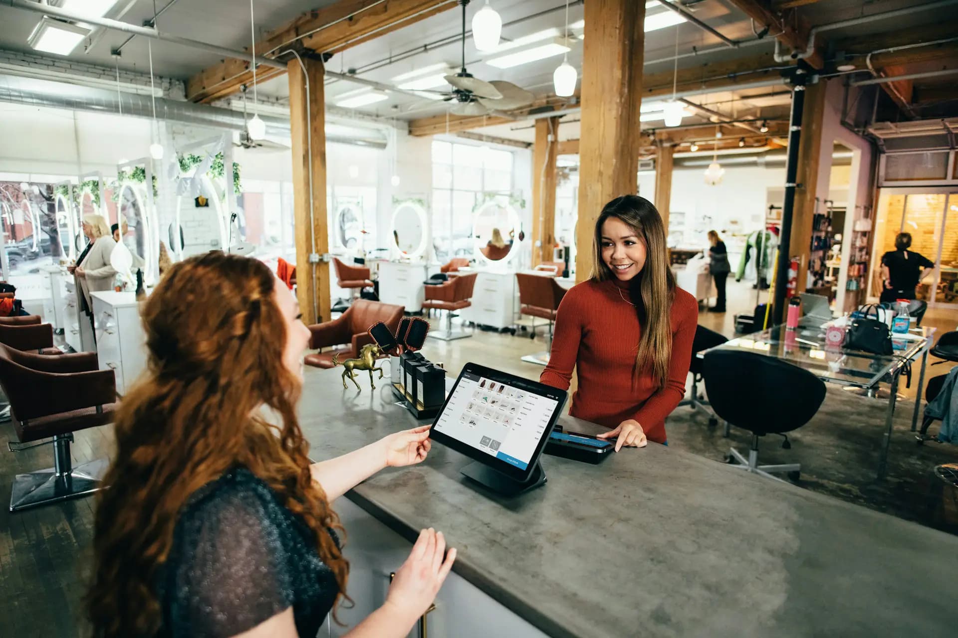 Modernes und stilvolles Interieur eines Münchner Friseursalons mit Fokus auf Design und Kundenerlebnis.